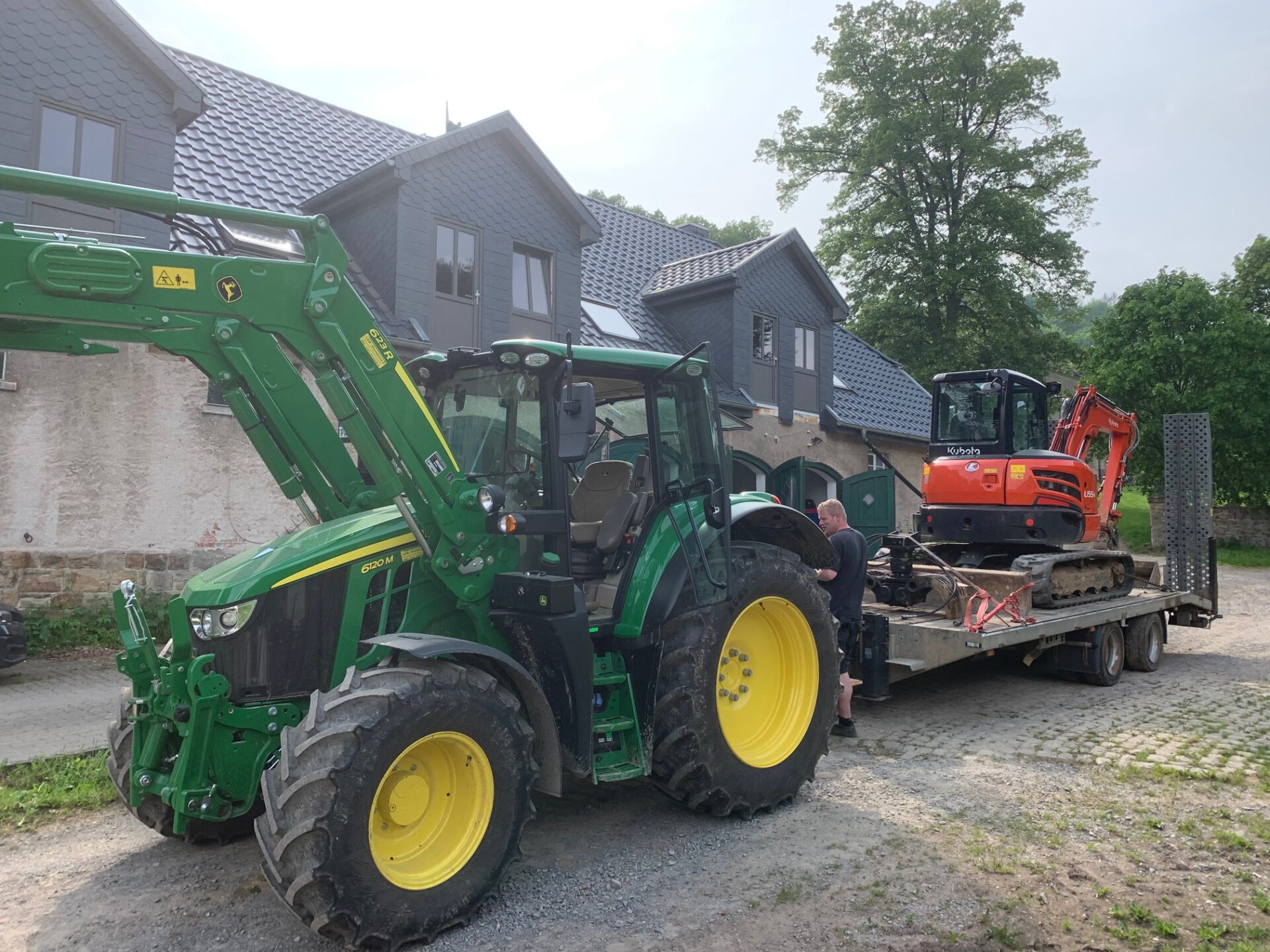 Trecker zieht Bagger